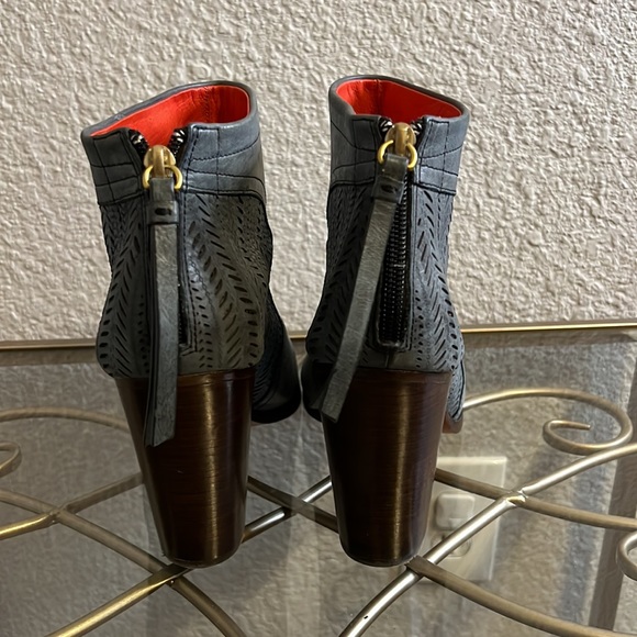 Coach Gray Leather Stack Heel Honey Laser Cut Booties Sz 11 - Picture 3 of 8